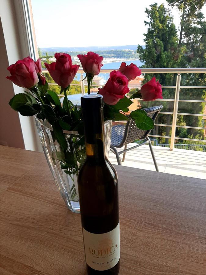 Red Rose Apartment *
