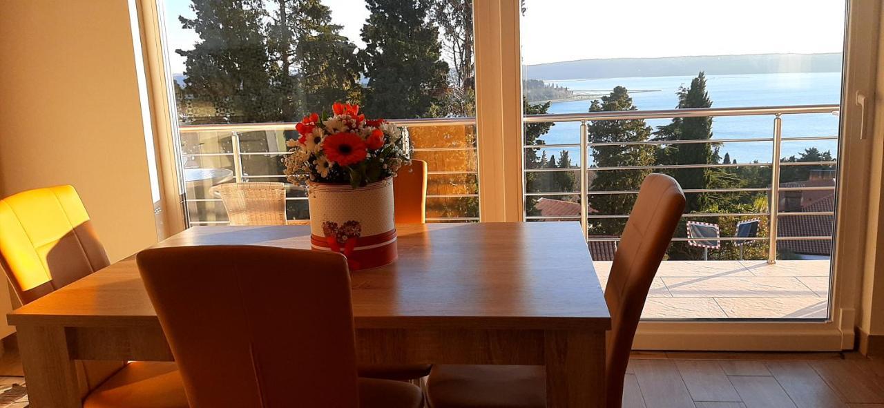 Red Rose Apartment *
